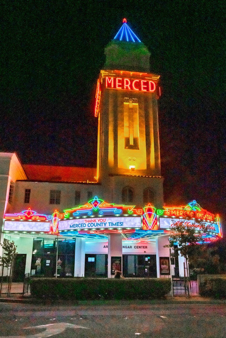 Explore el imponente corazón de neón de Merced - Merced County Times