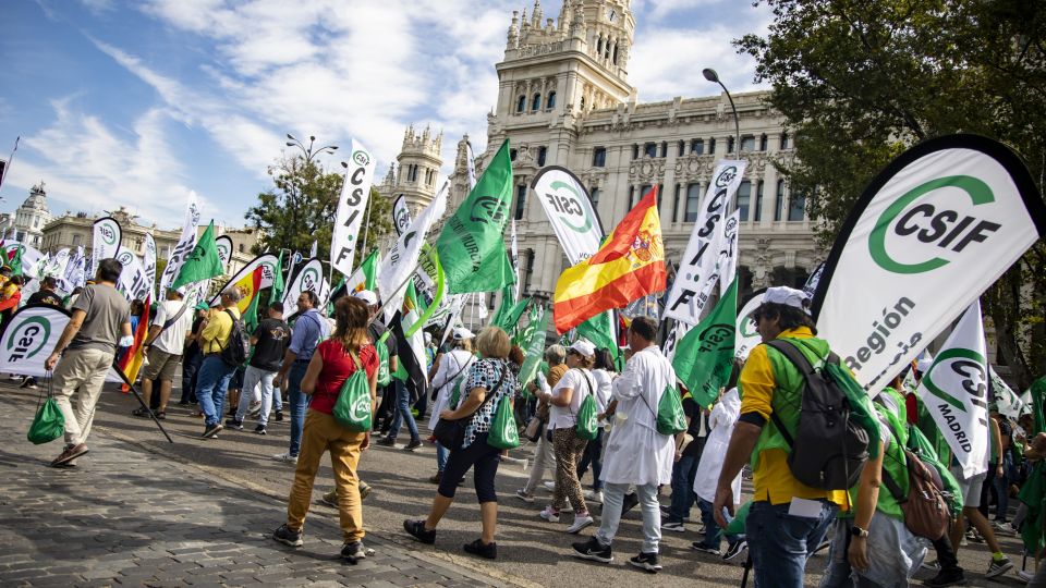 Miles de funcionarios protestan por el aumento del coste de la vida en España