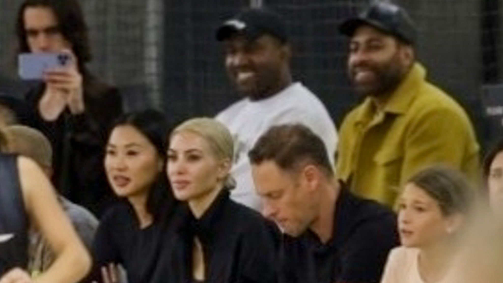 Kanye usa una camiseta de White Lives Matter en North's Game, Kim lo rechaza