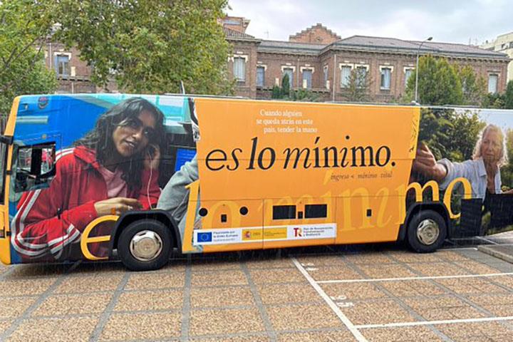 El ministro de la Seguridad Social presenta un autobús que recorrerá España en busca de beneficiarios del vital Ingreso Mínimo mientras los sindicatos le acusan de 'incompetencia'