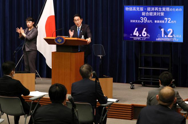 El primer ministro japonés, Fumio Kishida, anuncia un nuevo paquete económico de 29,1 billones de yenes para combatir el aumento de los precios durante una conferencia de prensa en su residencia oficial en Tokio, Japón, el 28 de octubre de 2022. Reuters
