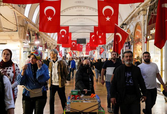 La gente compra en el Gran Bazar de Estambul, Turquía, el 4 de noviembre de 2022. Reuters