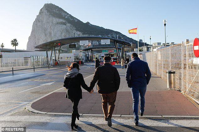 Una familia española cruza la frontera de España a Gibraltar frente al Peñón el 1 de enero de 2021, tras el acuerdo posterior al Brexit.