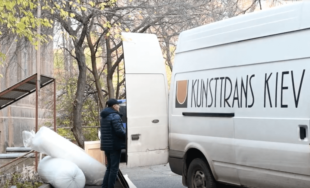 Las obras de arte se cargaron en un camión Kunsttrans, que las transportó fuera de Ucrania horas antes de que los misiles rusos impactaran en el país el 15 de noviembre.  Cortesía de Museos de Ucrania. 