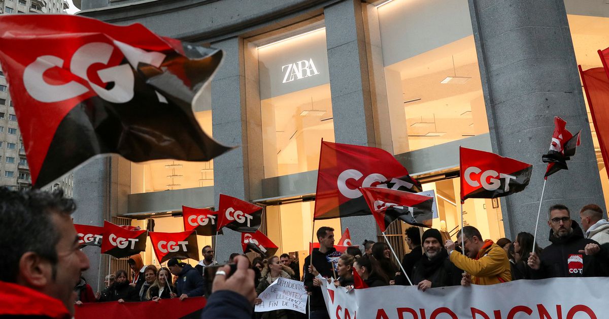 Los trabajadores de las tiendas Zara organizan una huelga de Black Friday en la ciudad natal del grupo de moda.