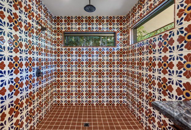Ducha con azulejos en el baño principal.  (Foto cortesía de...