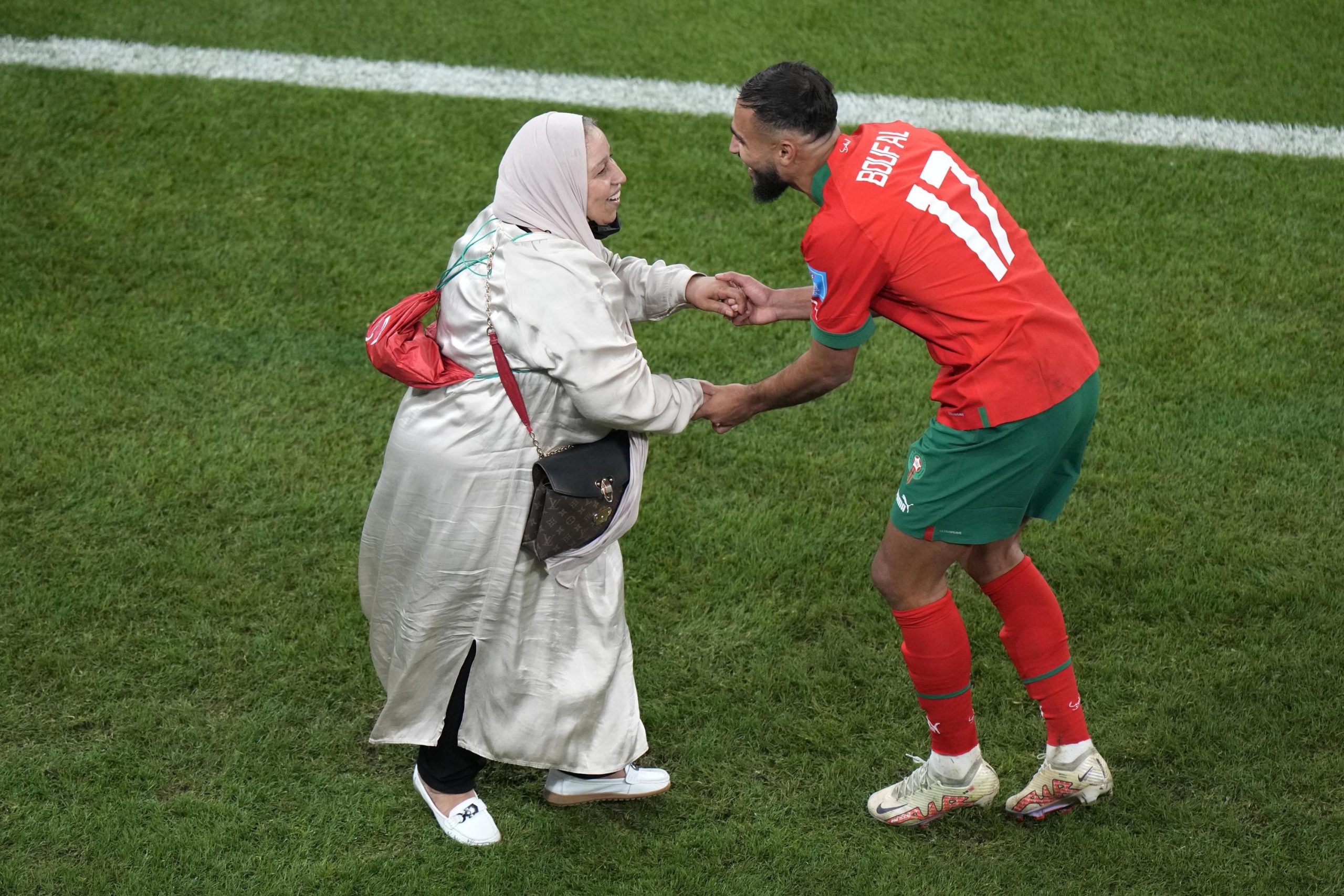El amor maternal enaltece el espíritu de la selección marroquí en el Mundial