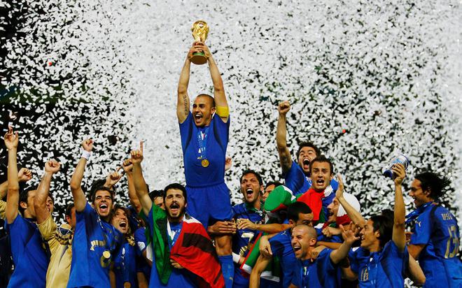El italiano Fabio Cannavaro levanta la Copa del Mundo tras la victoria del equipo sobre Francia en los penaltis.